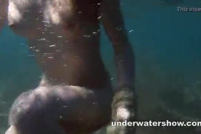 Cute nastya is showing her beautyful body underwater